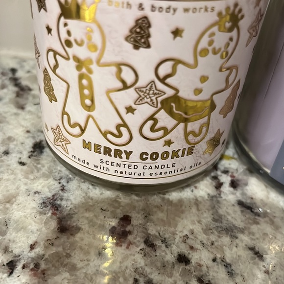 Bundle of two new bath and body works candle - Picture 2 of 7
